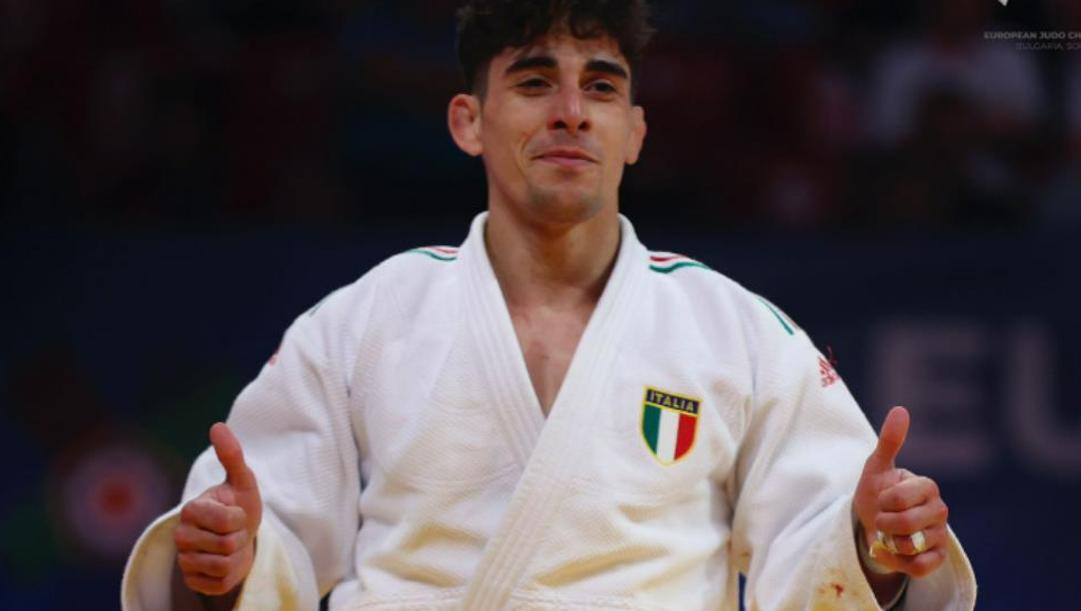 Elios Manzi esulta dopo la vittoria del bronzo  