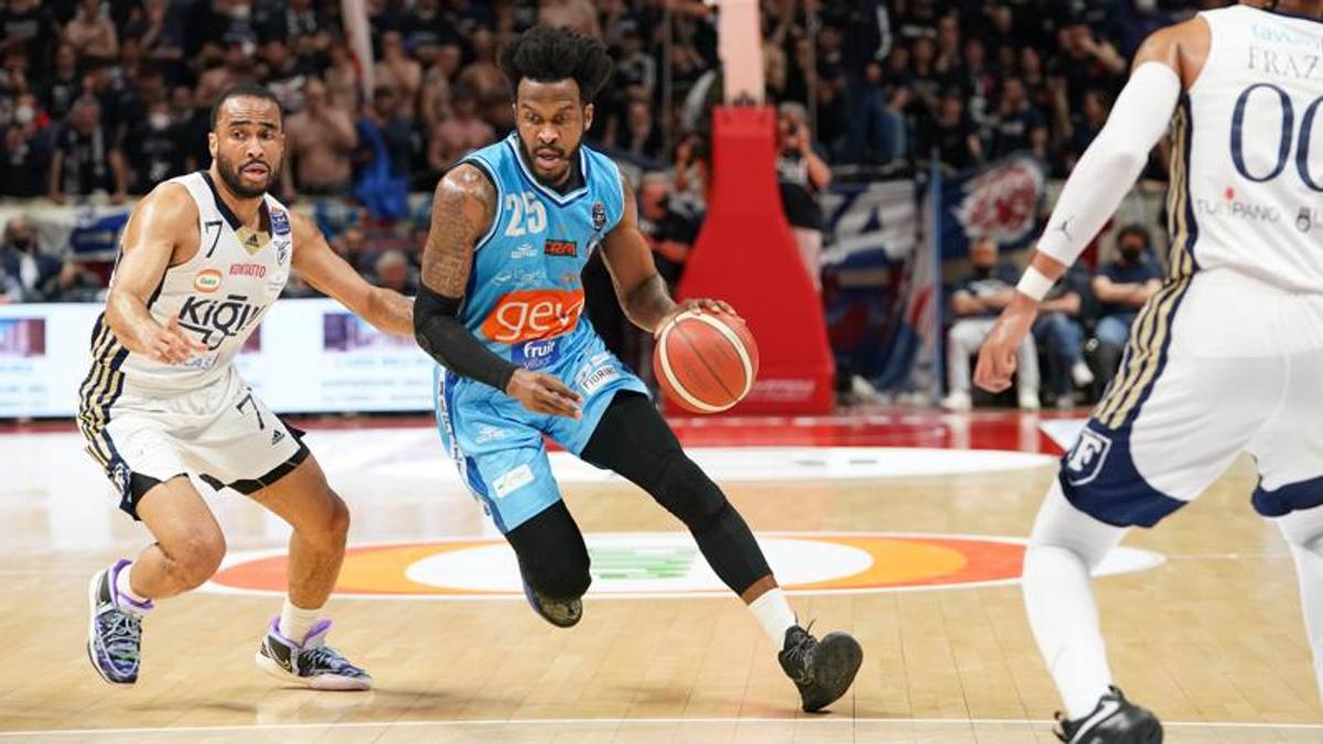 Milano ribalta Brindisi. Fortitudo retrocessa, Napoli salva: i risultati del 29° turno