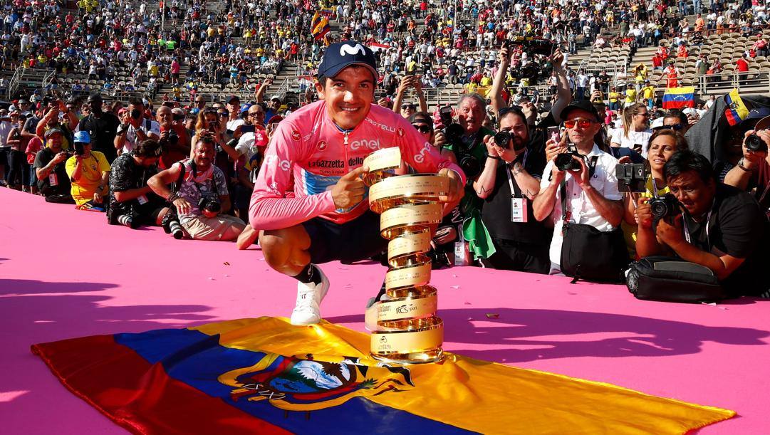Richard Carapaz, vincitore del Giro 2019, posa nell'Arena di Verona con il trofeo Senza Fine. Afp 