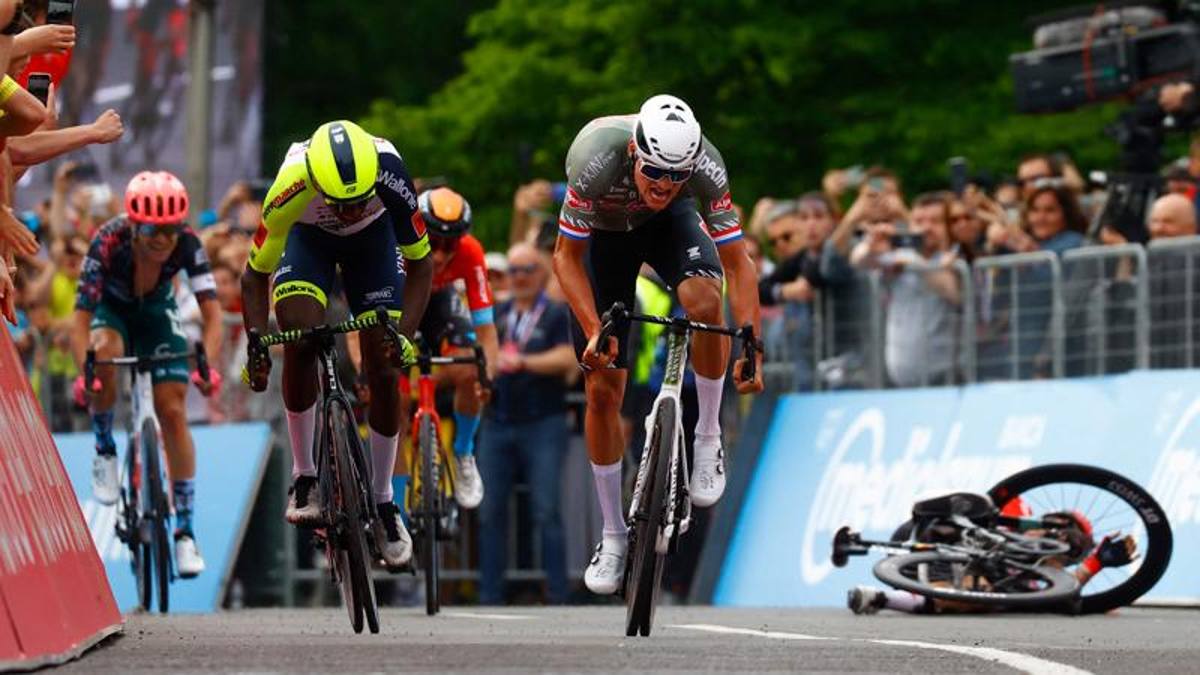 Van der Poel precede Girmay sul traguardo di Visegrad: è lui la prima maglia rosa