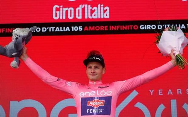Mathieu van der Poel, 27 anni, orgoglioso e commosso con la prima maglia rosa del Giro  2022 