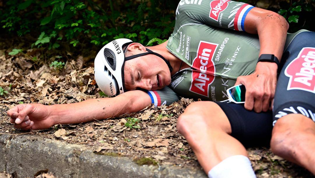 Mathieu Van der Poel stremato al termine della 1ª tappa al Giro d'Italia 