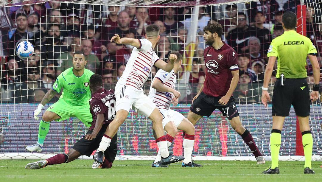 Il gol di Altare che è valso il pareggio del Cagliari a Salerno. Getty Images 