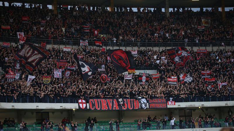 Tifosi del Milan a Verona: “Insulti, pugni, birre addosso ai bambini”