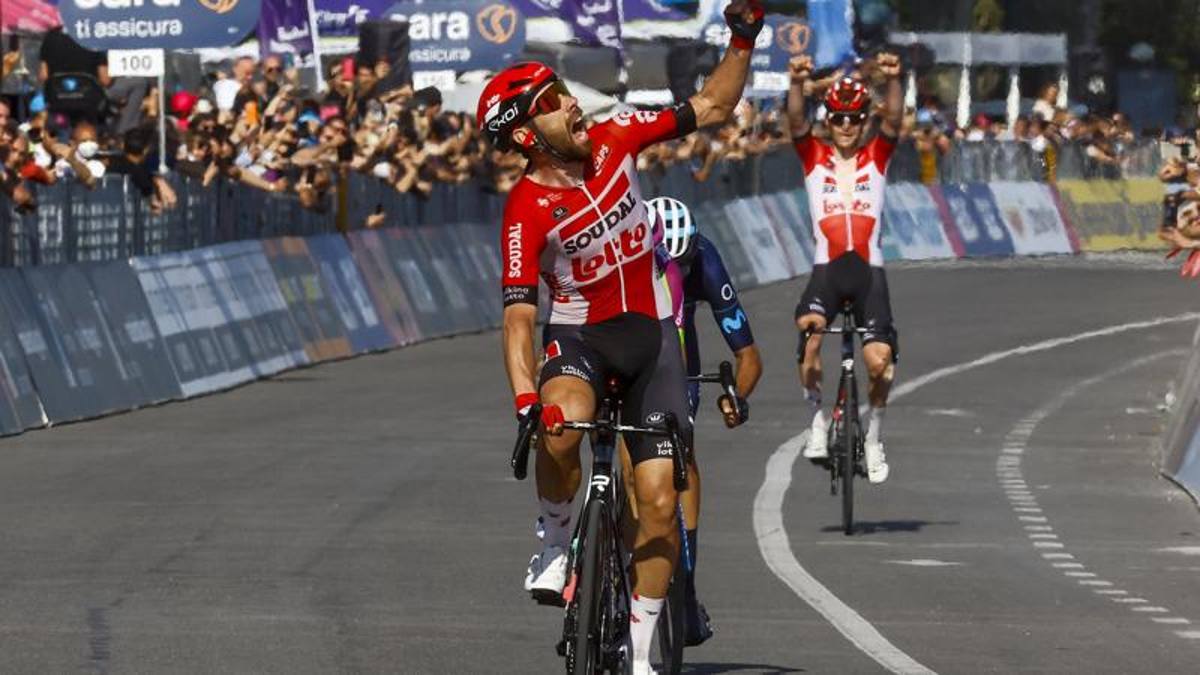 Giro d’Italia: De Gendt sorprende Van der Poel e trionfa a Napoli