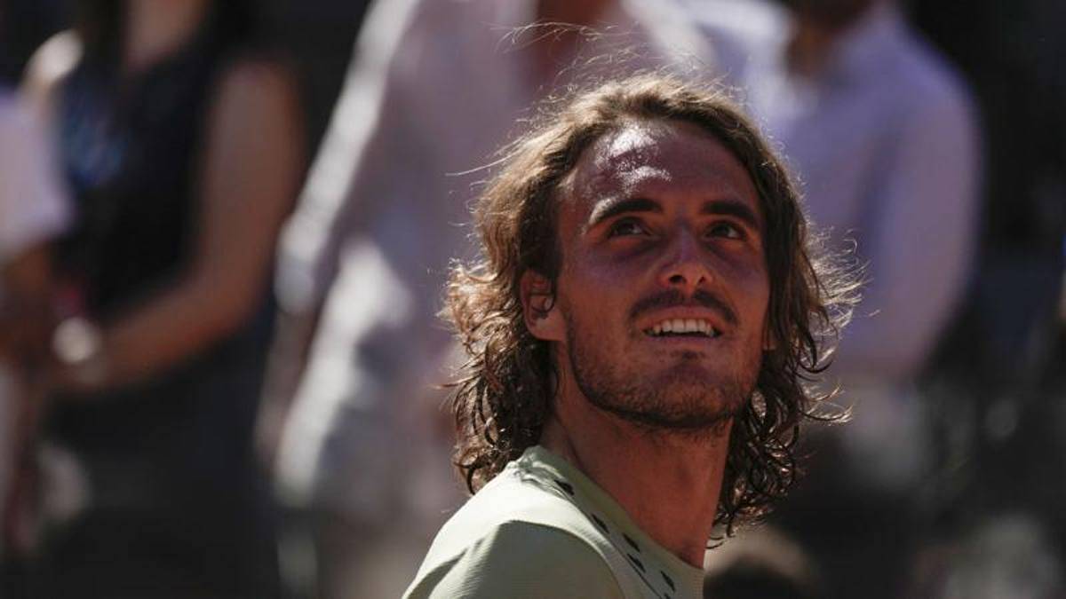 Tsitsipas beats Zverev 2-1 and is in the final