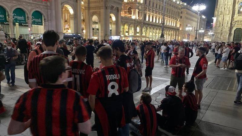 Milan festa scudetto rimandata: i tifosi a San Siro e in Duomo