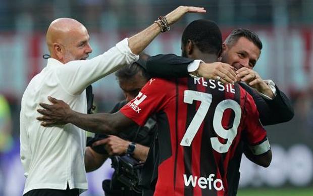 Kessie "coccolato" da Pioli alla fine del match con l'Atalanta. LaPresse 