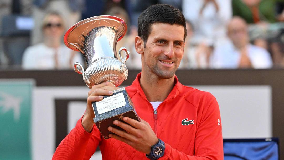Novak Djokovic col trofeo degli Internazionali. GETTY 