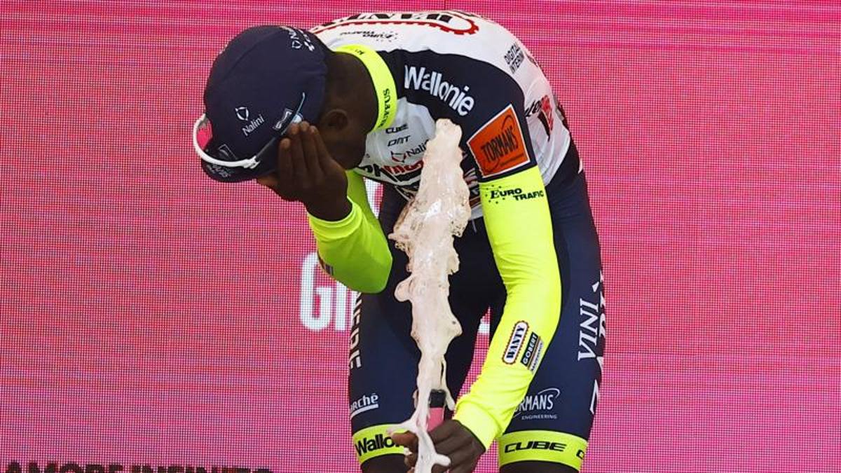 Girmay vince, ma va in ospedale: il tappo dello spumante gli finisce in un occhio!