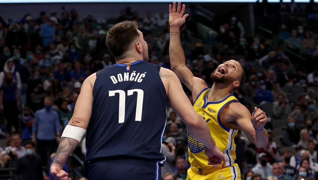 Luka Doncic, 23 anni, e Steph Curry, 34. Afp 