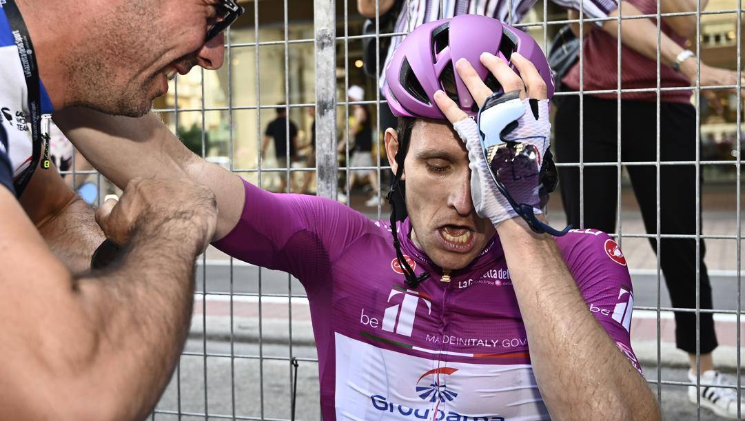Arnaud Démare, 30 anni, sfinito dopo la volata di Cuneo, terzo succcesso al Giro d'Italia 2022. Bettini 