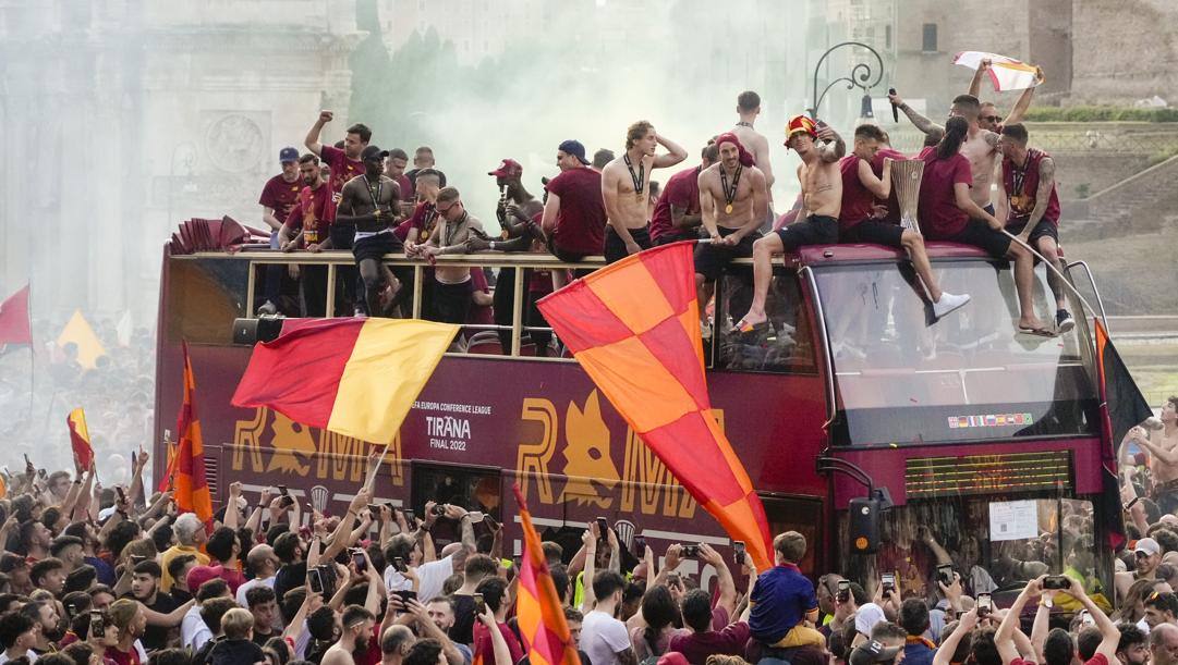 I giocatori della Roma sul bus dei festeggiamenti. LaPresse 