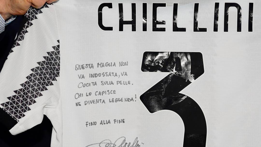 Chiellini ha consegnato al J Museum la sua casacca numero 3 con una dedica da brividi: "Questa maglia non va indossata ma cucita sulla pelle" 