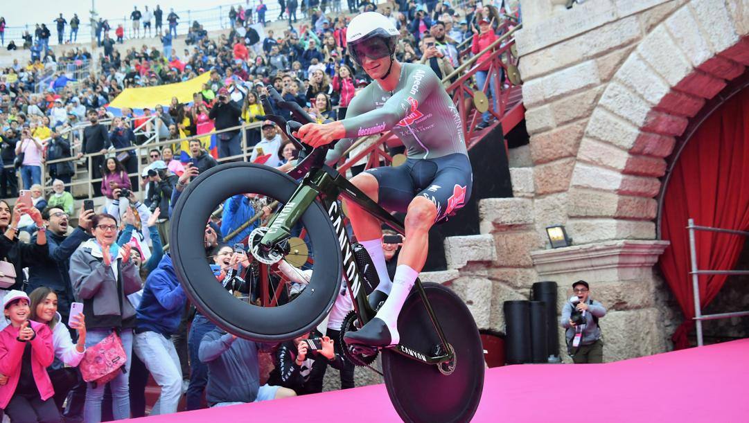 Mathieu Van der Poel, 27 anni, ha vinto la prima tappa a Visegrad e 3 giorni in rosa 