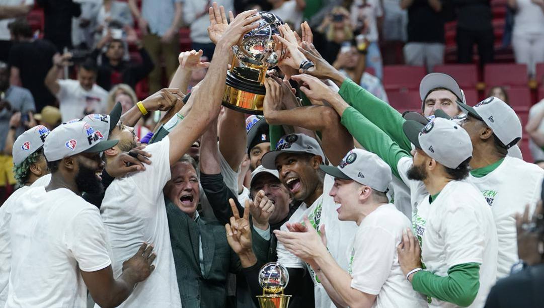 I Boston Celtics col trofeo della Eastern Conference, il loro primo dal 2010. LaPresse 