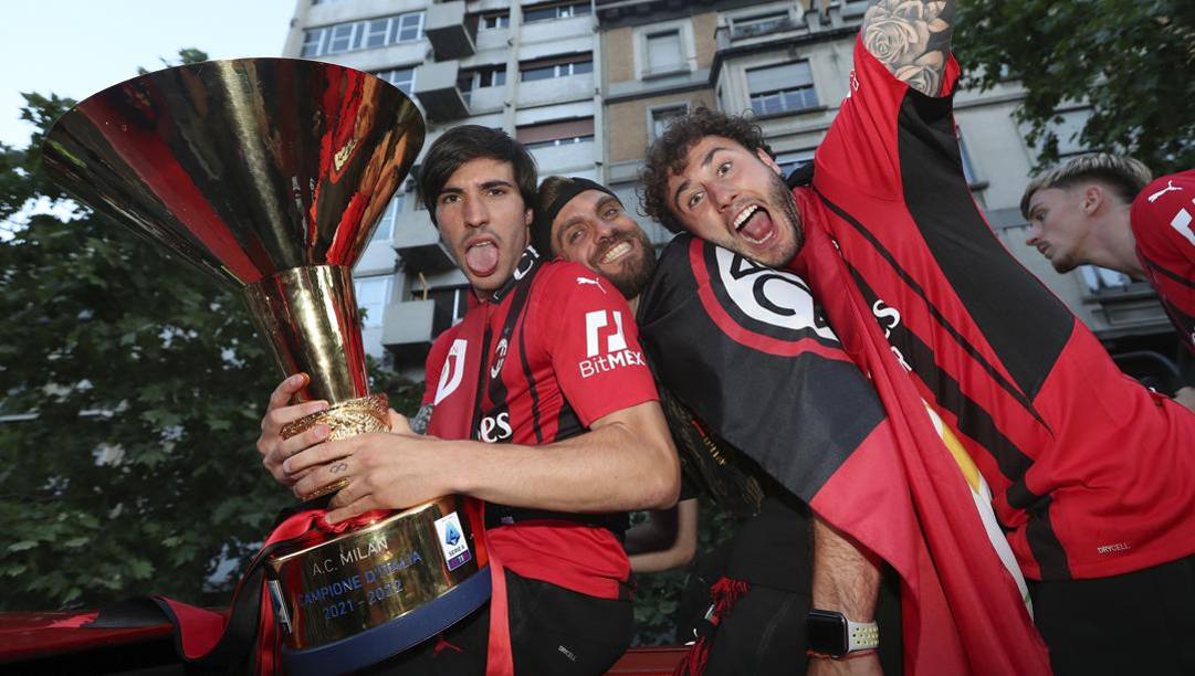 Sandro Tonali durante la festa scudetto. Getty 