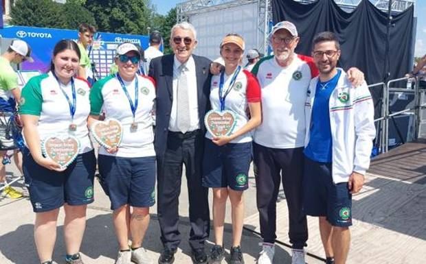 Il team femminile che ha conquistato l'argento nel compound 