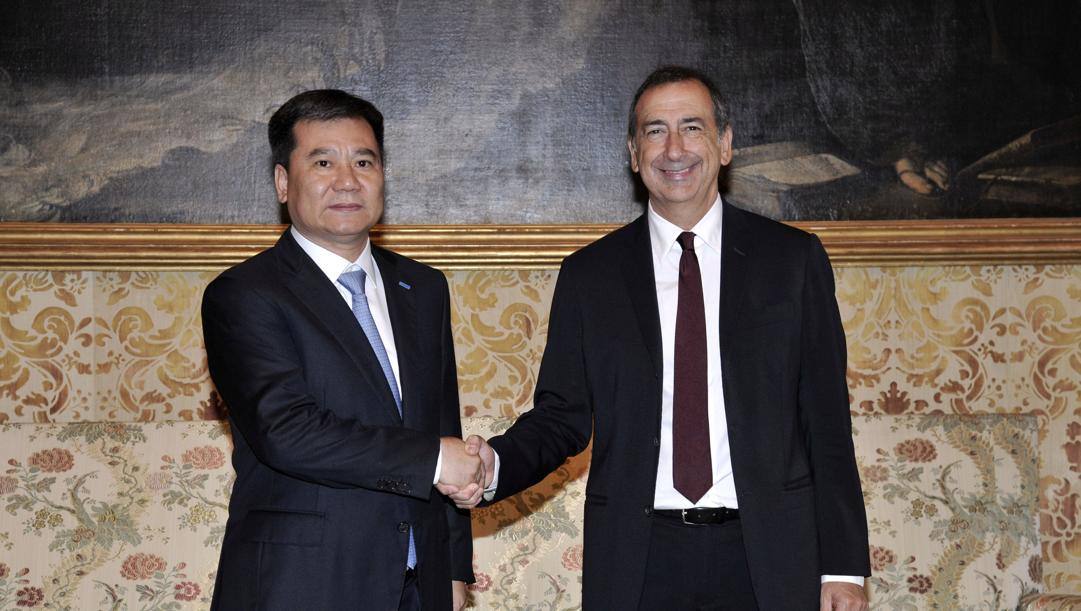 Il sindaco di Milano Beppe Sala con il presidente di Suning Zhang Jindong 
