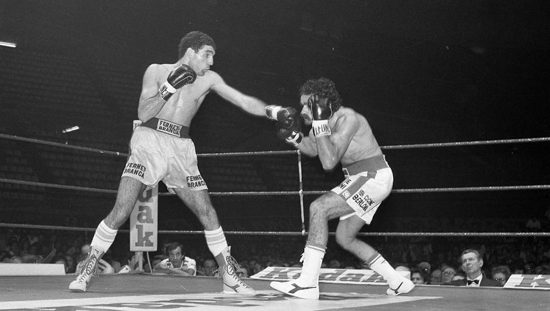 Patrizio Oliva (a sinistra) in una foto del 1983, sul ring di Milano contro l'argentino naturalizzato Gimenez.  