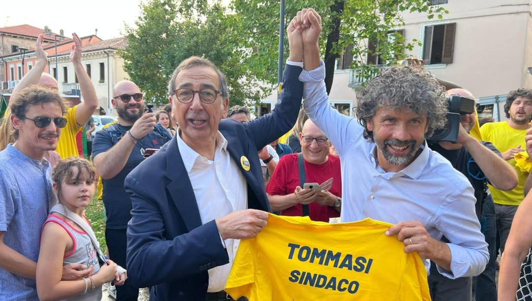 Damiano Tommasi, 48 anni, con il sindaco di Milano, Beppe Sala, a sostenerlo prima della volata finale. Ansa 