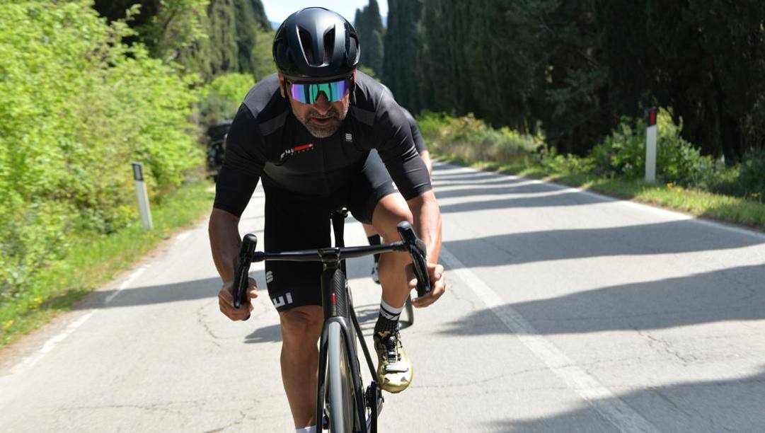 Paolo Bettini, 48 anni, in sella alla sua bici.  