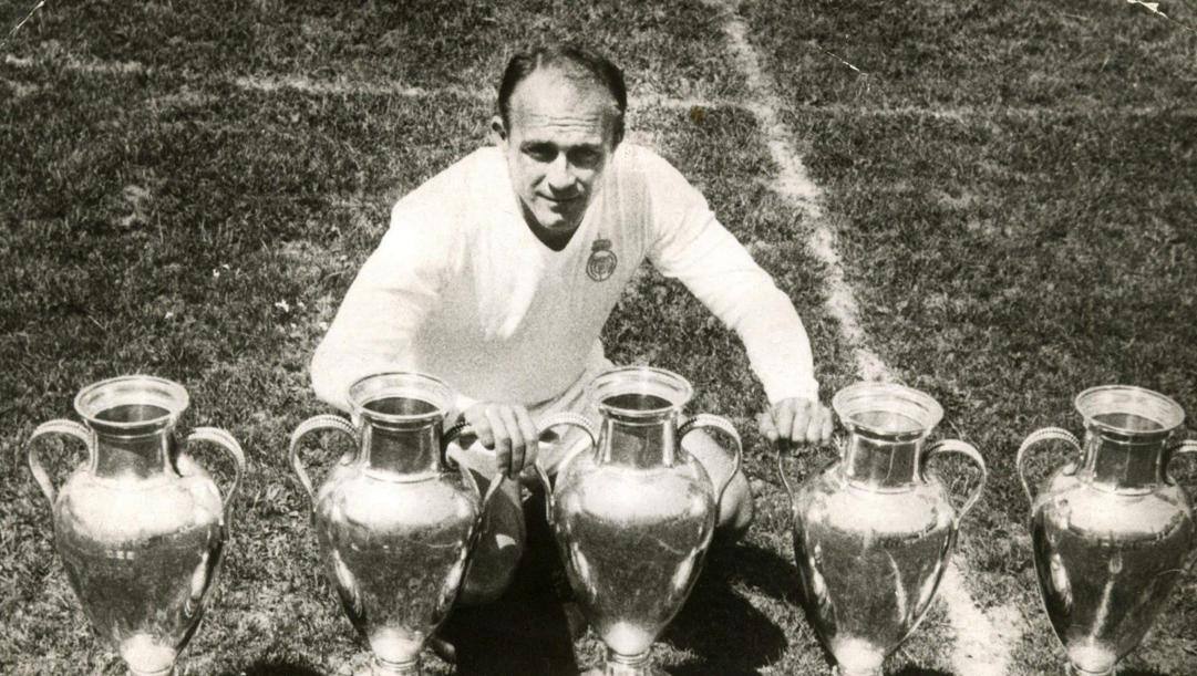 Alfredo Di Stefano posa con le cinque Coppe dei Campioni vinte in carriera con il Real. Epa 