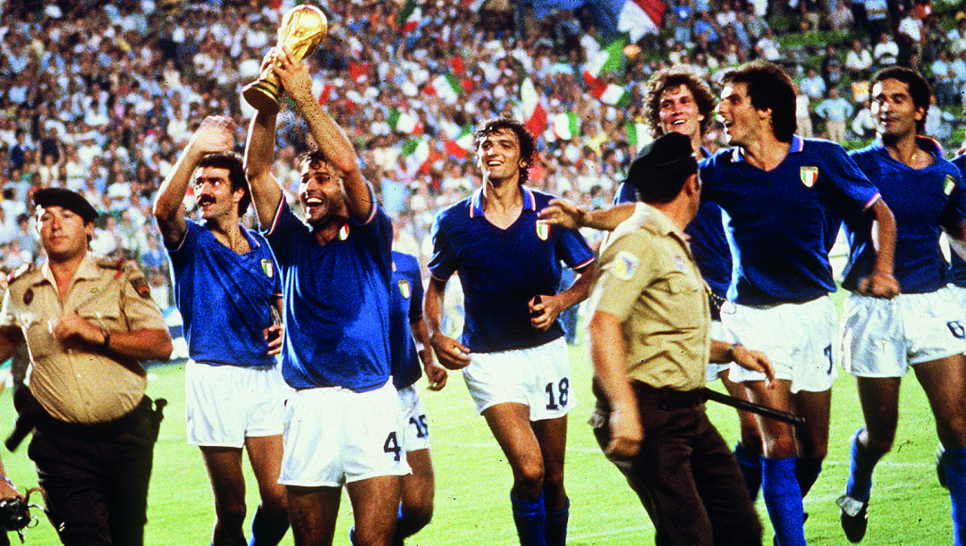 Da sinistra, Bergomi, Cabrini, Causio (seminascosto col 15), Altobelli, Collovati, Scirea e Gentile con la Coppa del Mondo del 1982 