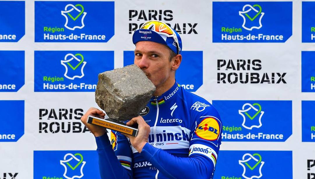 Philippe Gilbert, 40 anni oggi, con il trofeo per il successo alla Roubaix 2019 