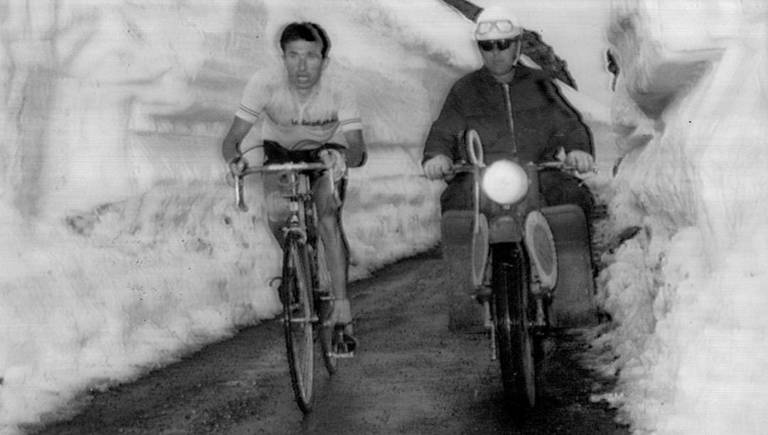 Arnaldo Pambianco tra due muri di neve nella tappa dello Stelvio al Giro d'Italia 1961 