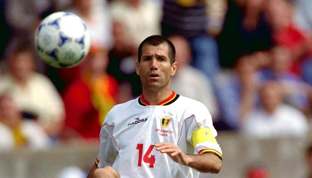 Enzo Scifo, 56 anni, in azione con la maglia della nazionale belga nel 2000, quando giocava nell'Anderlecht 