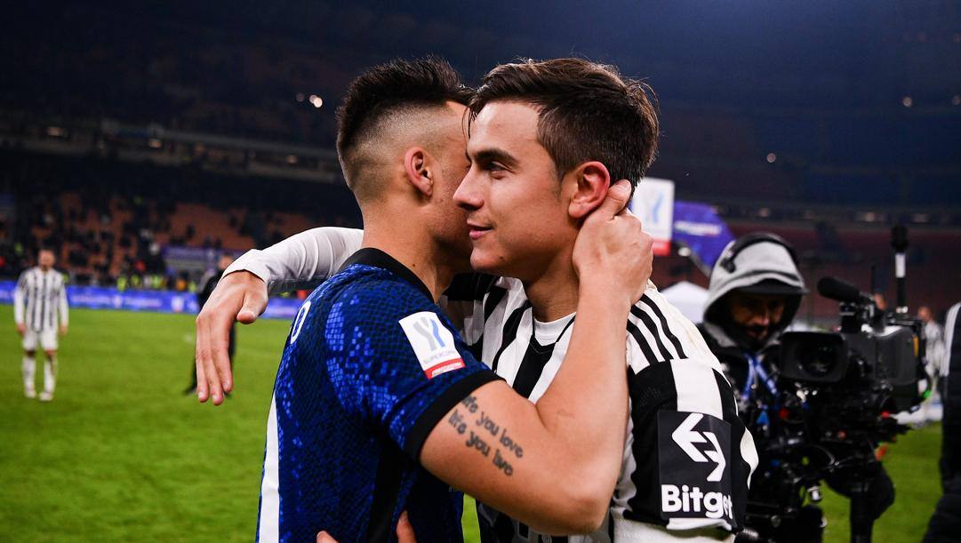 Futuri compagni? Paulo Dybala, 28 anni, abbraccia Lautaro Martinez alla fine dell'ultima Supercoppa a San Siro  
