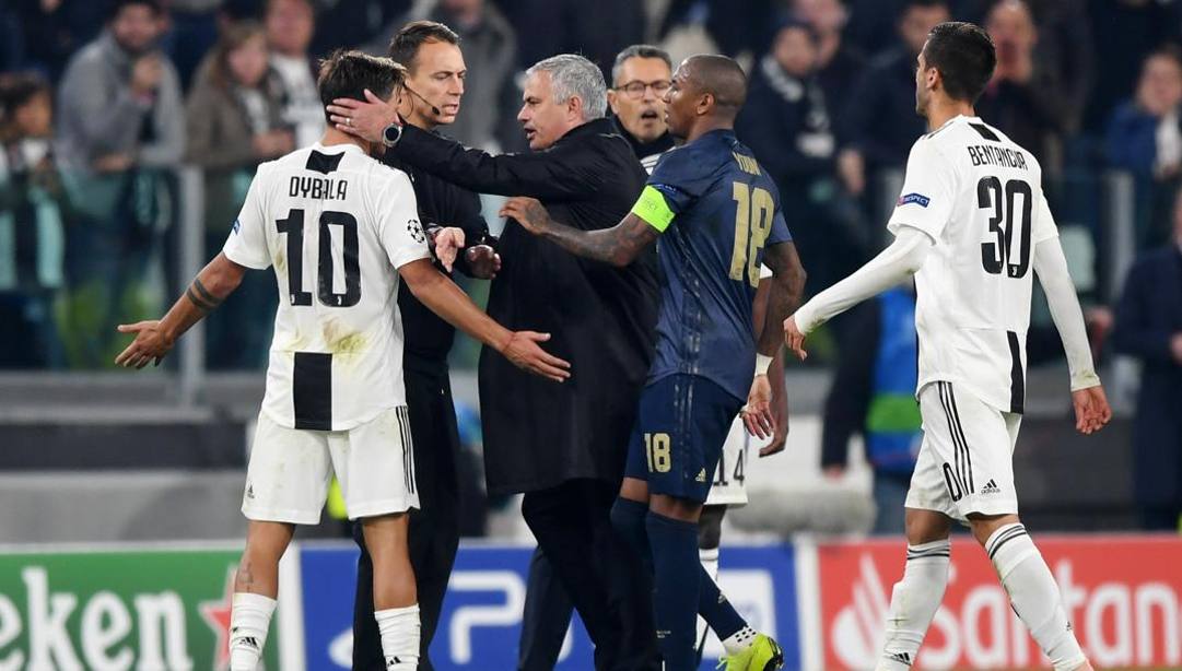 Dybala e Mourinho, in una foto del 2018 durante un Manchester United-Juventus. Getty 