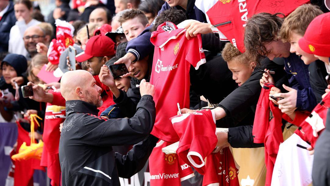 Erik Ten Hag firma autografi ai tifosi del Manchester United. Afp 