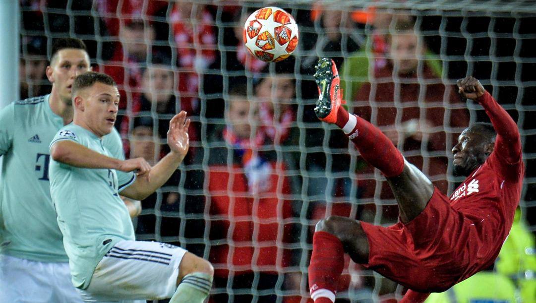 Sadio Mané, passato al Bayern e Kimmich durante Liverpool-Bayern del 2019. Epa 