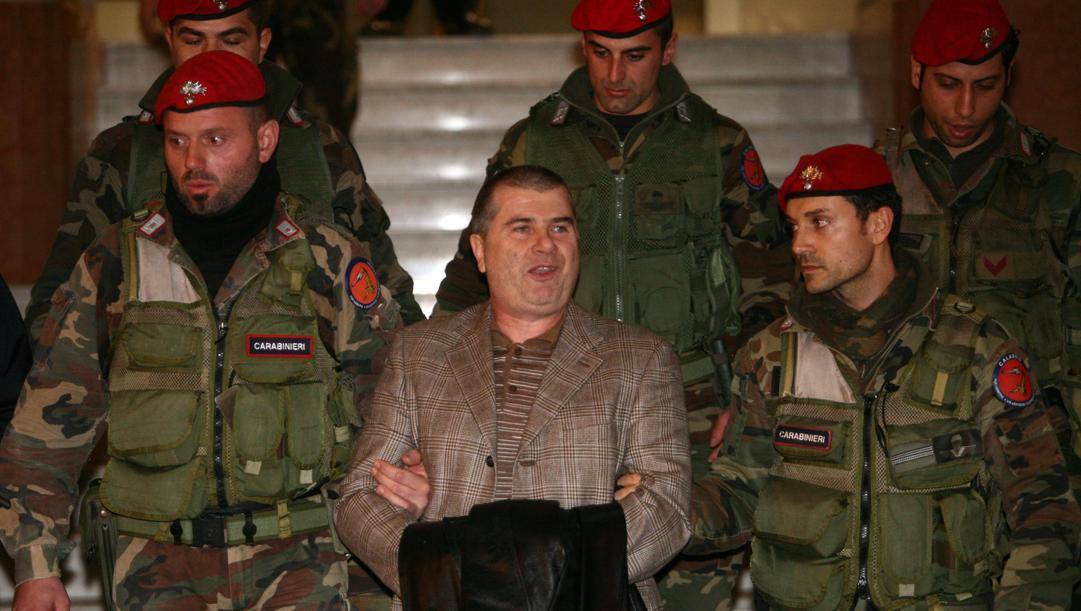 Il 'colonnello' della &lsquo;ndrangheta  Rocco Aquino mentre esce dal comando provinciale di Reggio Calabria il 10 febbraio 2012. Ansa 