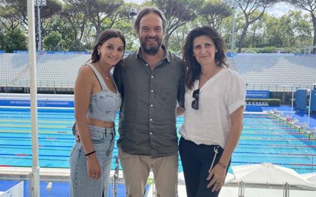 Rossella Fiamingo con i genitori di Greg Paltrinieri, Luca e Lorena.  