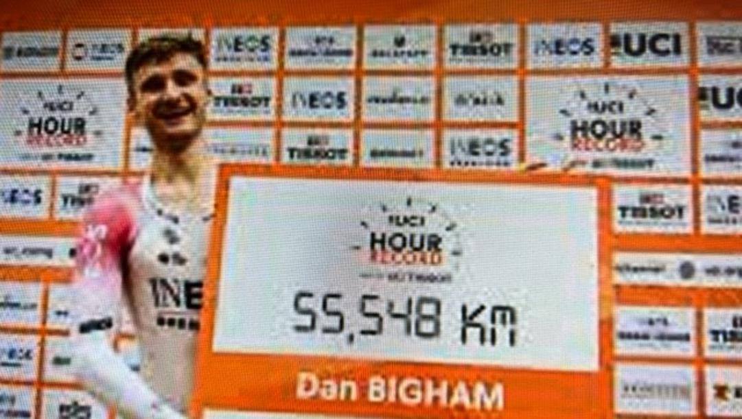 Daniel John Bigam esulta dopo avere conquistato il nuovo record dell'ora al velodromo di Grenchen  