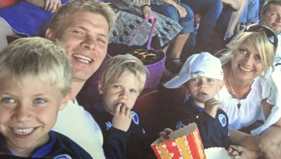 La famiglia Hojlund al cinema: Rasmus è il primo a sinistra, in braccio a papà Anders 