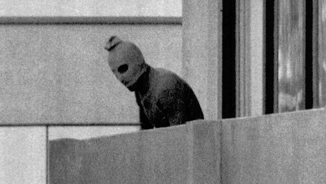 Un terrorista di Settembre Nero appostato su un balcone del Villaggio Olimpico di Monaco AP 