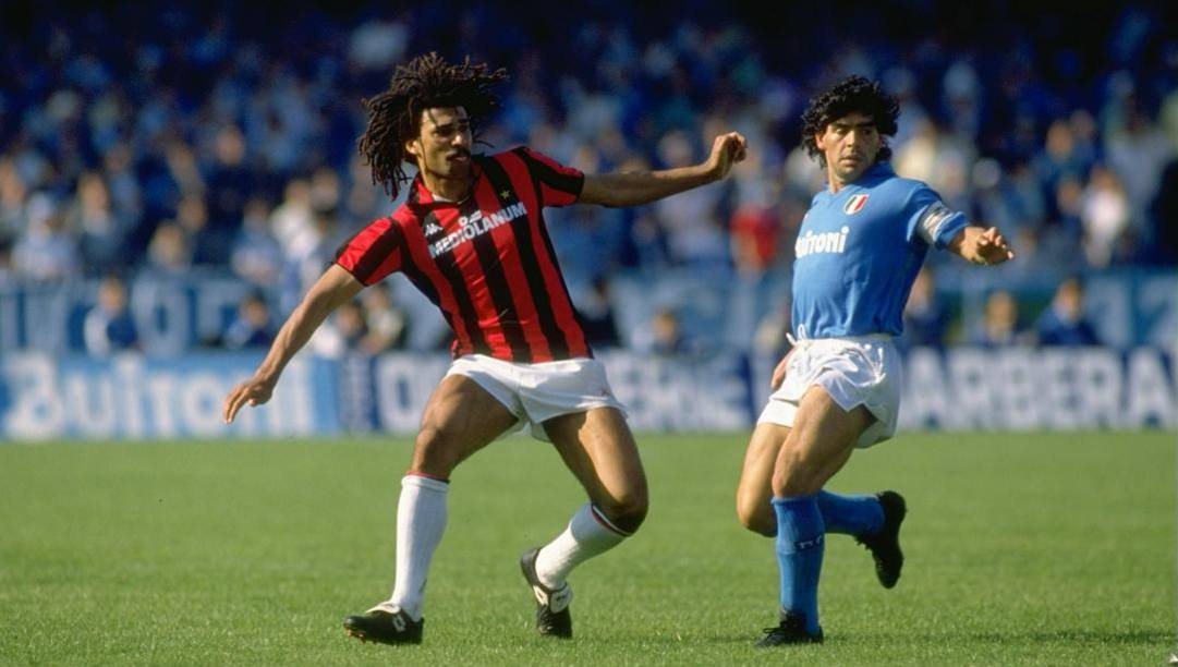 Ruud Gullit contro Diego Maradona in un Napoli-Milan del 1988. Getty 