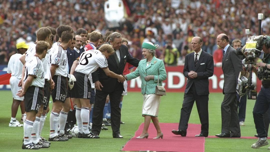 Elisabetta stringe la mano a Jurgen Klinsman, in occasione della finale degli Europei 1996. Getty Images 