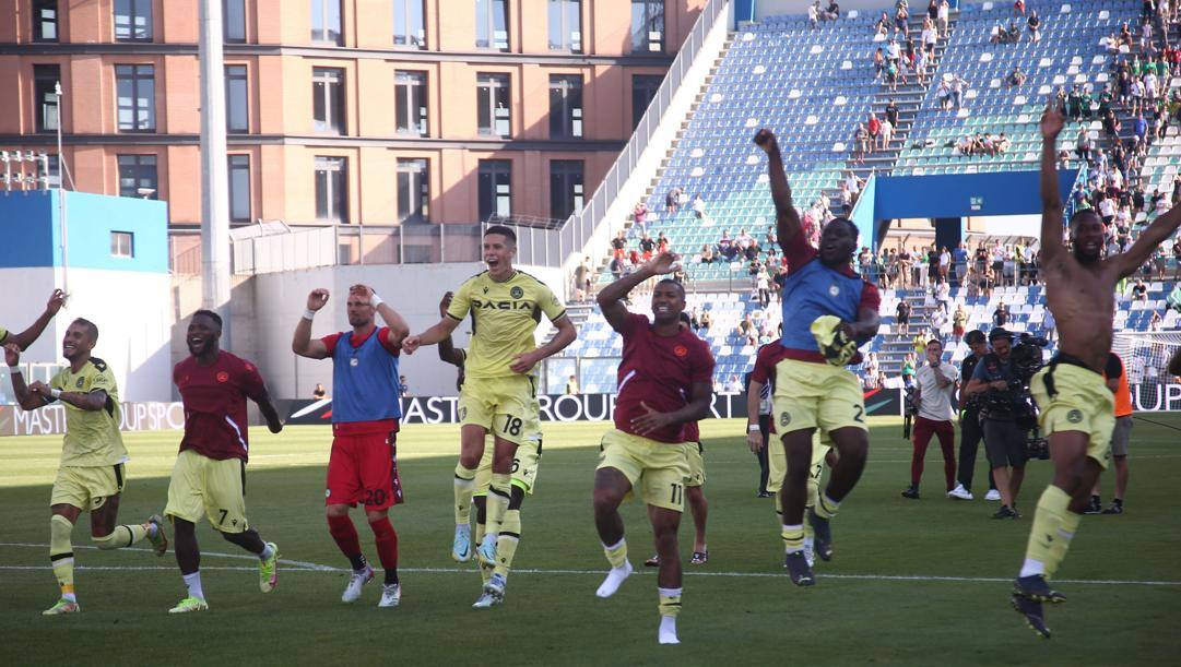 La gioia dei giocatori  dell'Udinese (si riconoscono Perez, Walace e Success) dopo il successo di Reggio Emilia 