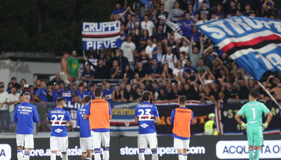 I giocatori della Sampdoria, alla fine della gara al Picco, sotto la curva della delusa curva blucerchiata 