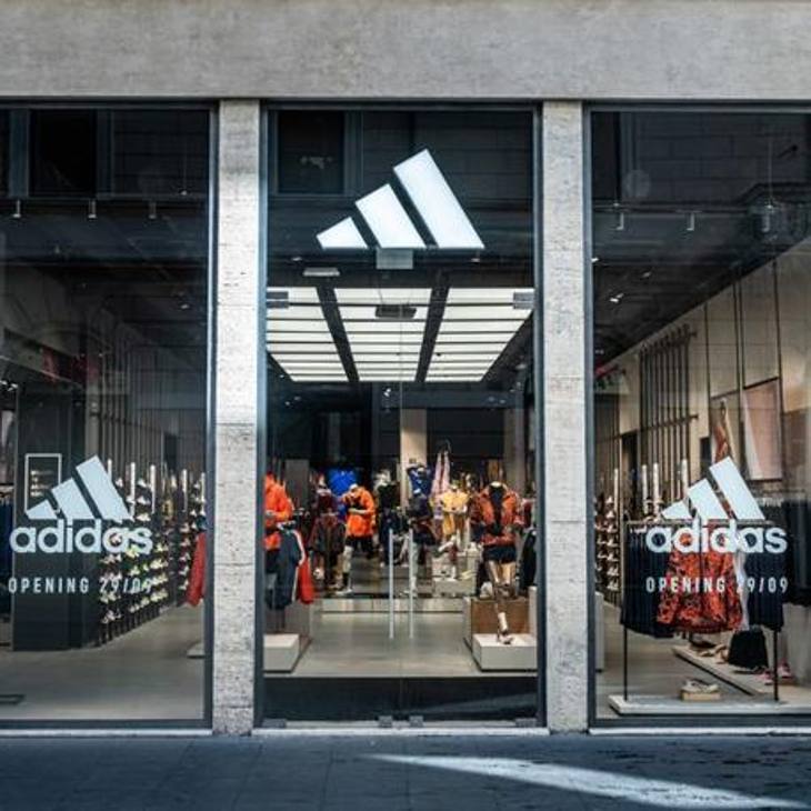  Inaugurazionme spettacolare in Via del Corso a Roma, per il nuovo store Adidas. Negozio che si sviluppa su 714 mq indue piani  