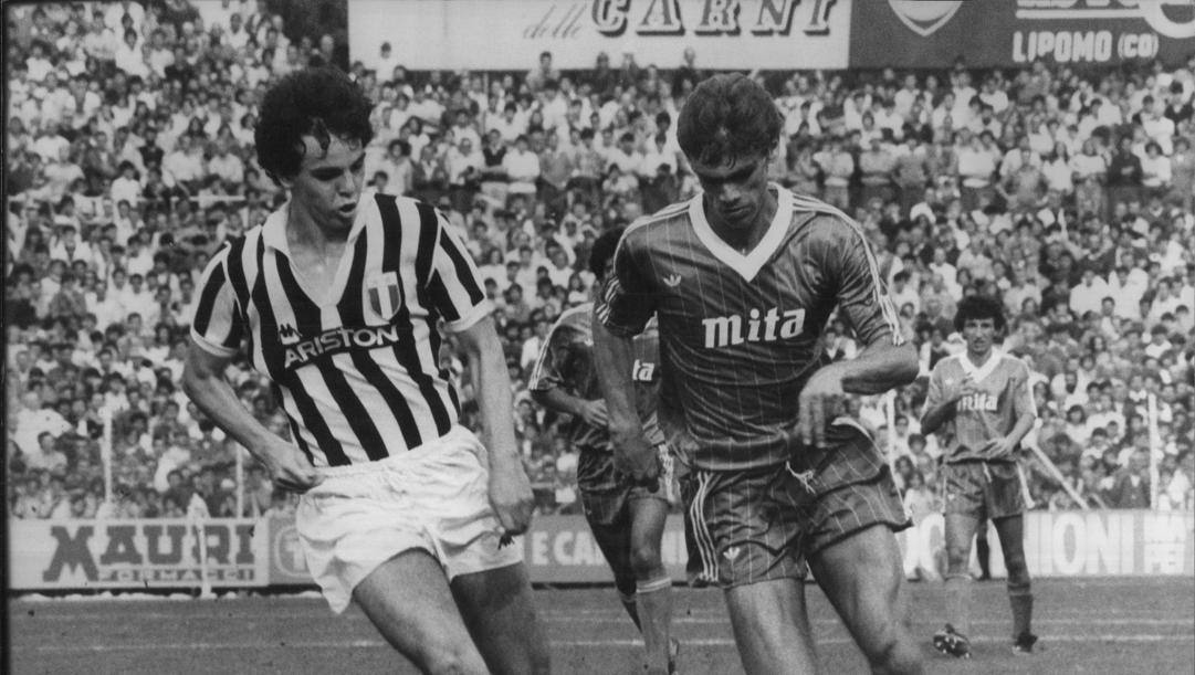 A sinistra: Stefano Pioli ventenne in azione con la maglia della Juventus 