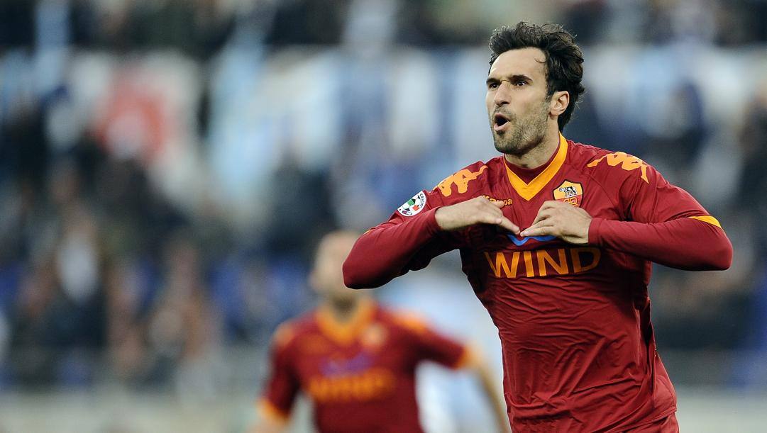 Mirko Vucinic con la maglia della Roma. AFP 