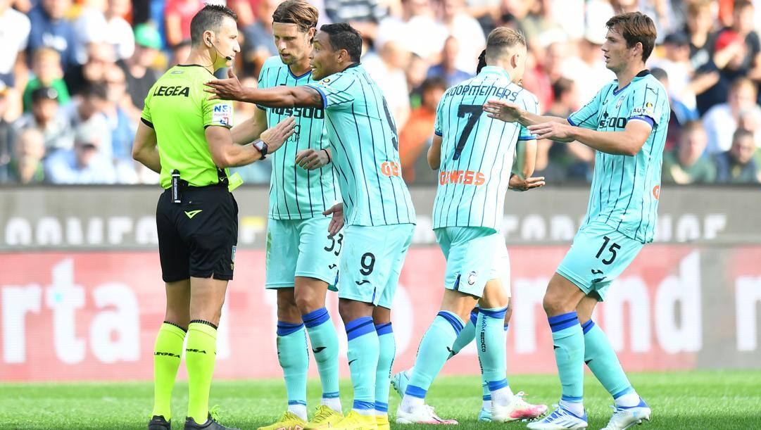 Daniele Doveri riceve le proteste dei giocatori dell'Atalanta dopo il giallo a Lookman. Getty Images 