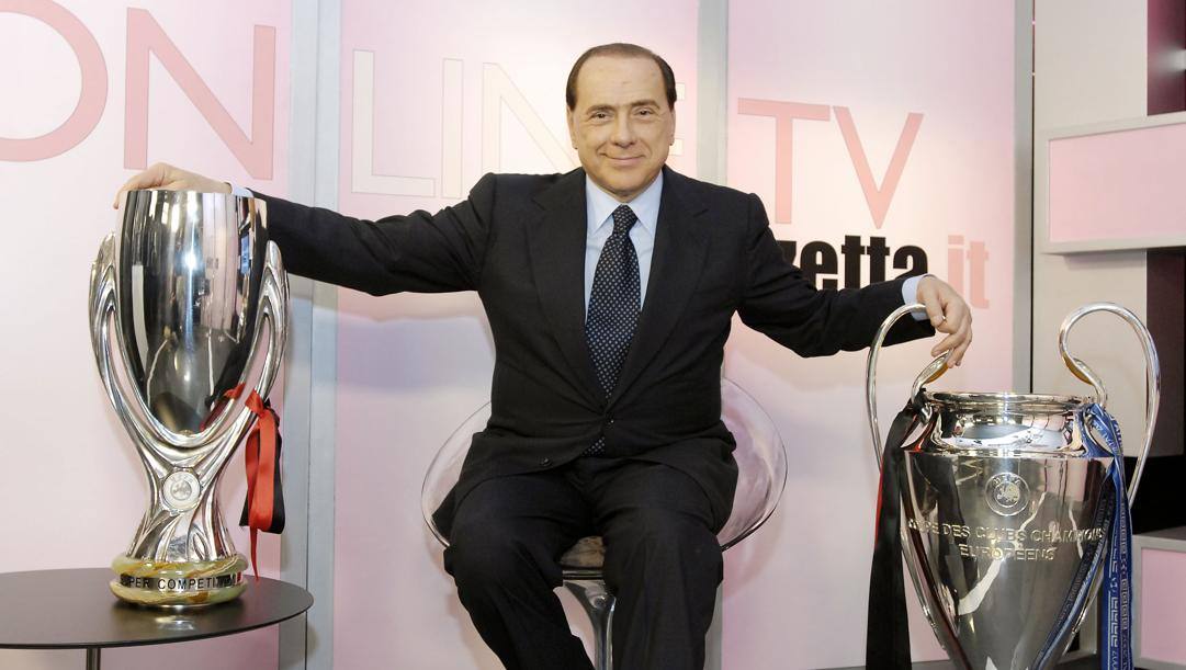 Silvio Berlusconi in Gazzetta nel 2007 con la Supercoppa Europea e la Champions vinte quell'anno dal Milan. Bozzani 