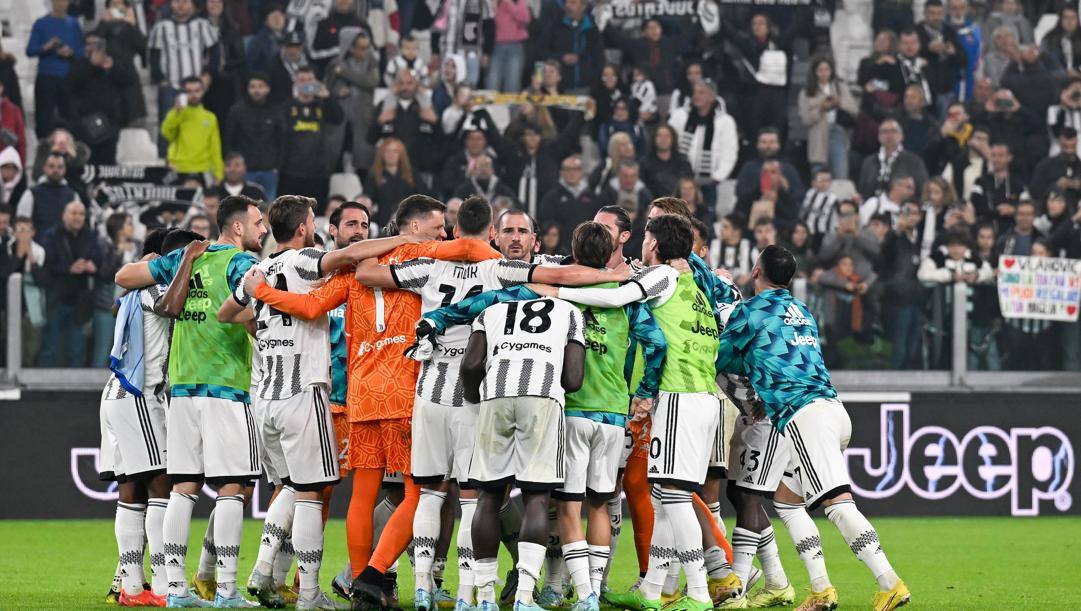 L'abbraccio collettivo, in cerchio, dopo la vittoria sull'Empoli. Getty Images 